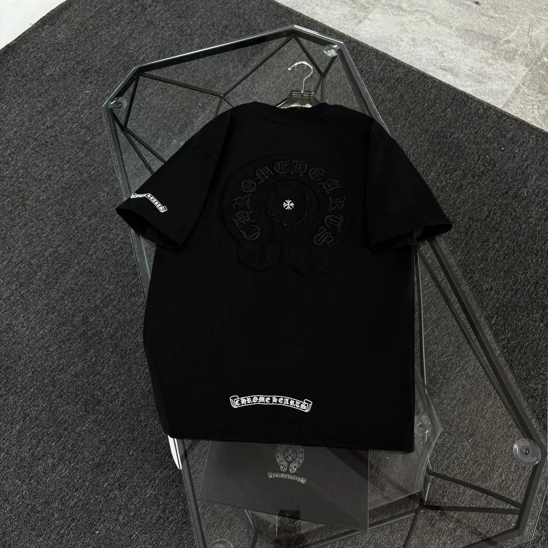 P180 Chrome Hearts Chrome Hearts 25 high version. The fabric is made of 300g high-density pure cotton. It does not deform or shrink. It has three labels. It is the same style for men and women. Technology: patch embroidery + original development hardware. Color: white, black, pink. SIZE: S-XL